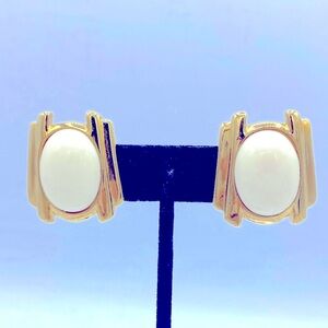 Vintage Crown Trifari Art Deco Gold Tone/White Lucite Cabochon Clip On Earrings